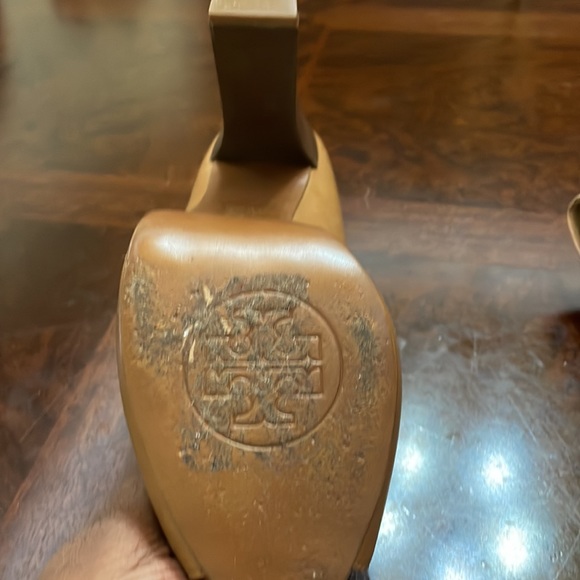 Tory Burch Tan 4.5" Peep-Toe Pumps with Gold Accent on Heel. Women's size 10.5 - Picture 5 of 7